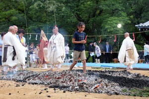 聖光寺の火渡り