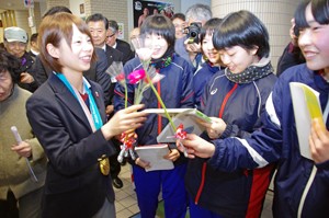 高木選手へ花贈る