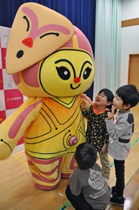 仮面土偶着ぐるみ披露ネット用