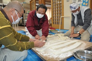 沢底で凍り餅作り始まるネット