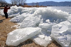 打ち寄せる氷220119